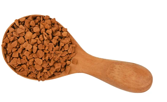 Lepel met gevriesdroogde ingrediënten die de voedselkwaliteit tonen